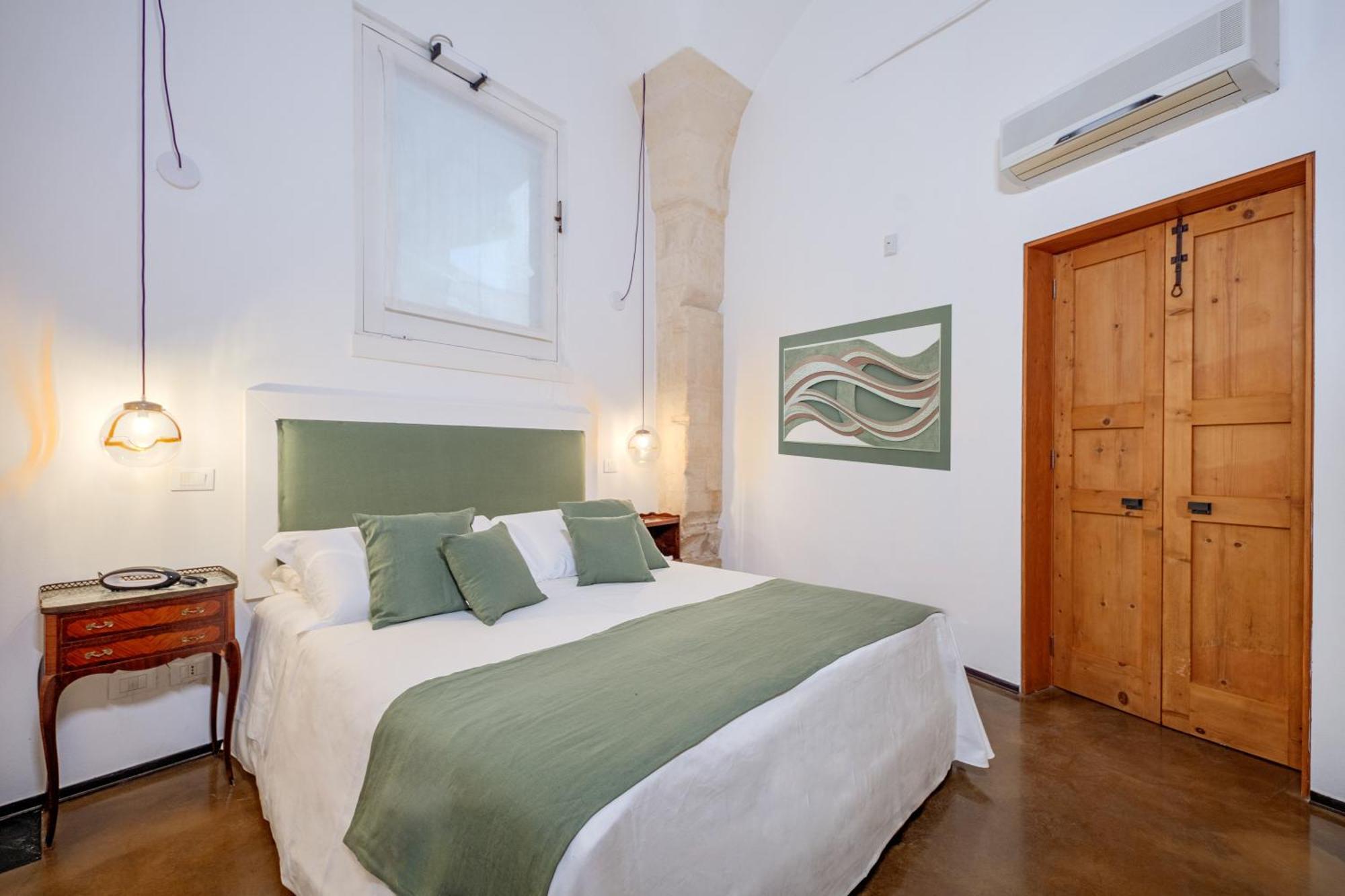 Palazzo Persone Dimora Storica Bed and Breakfast Lecce Exteriör bild
