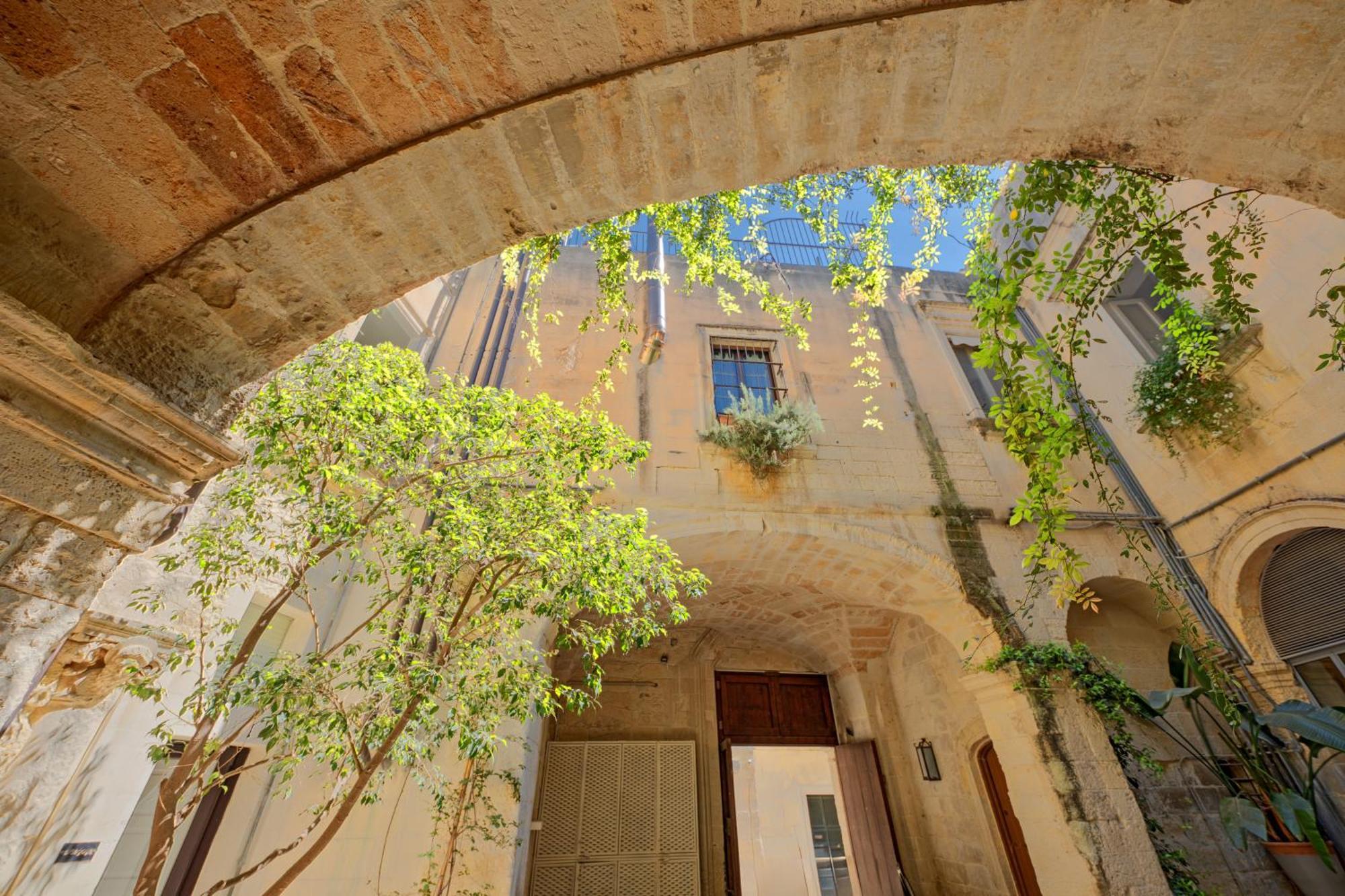 Palazzo Persone Dimora Storica Bed and Breakfast Lecce Exteriör bild