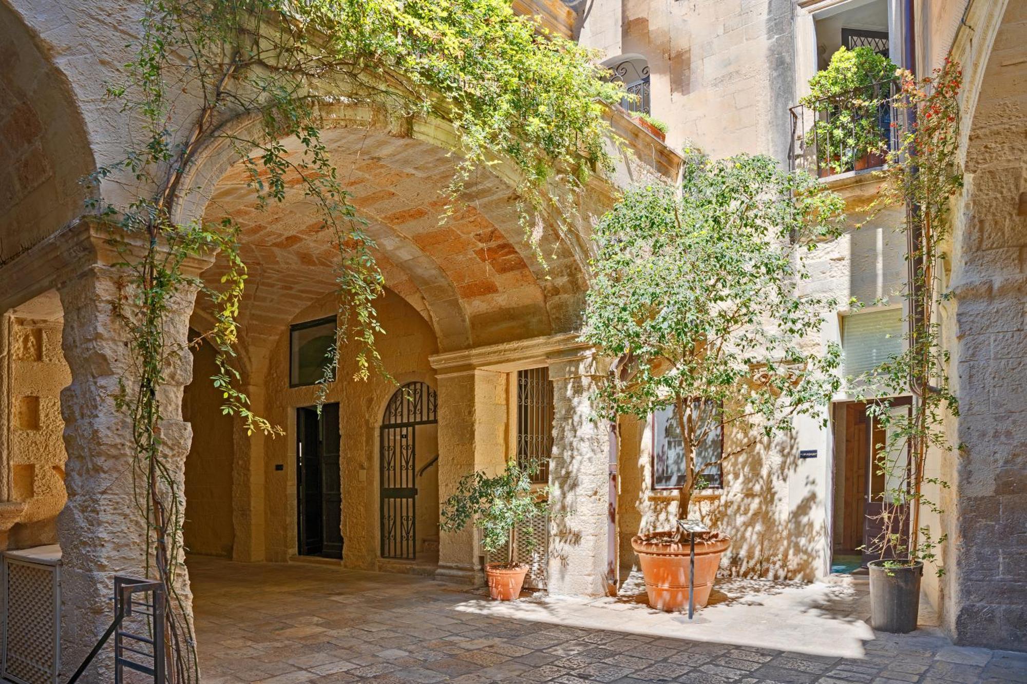 Palazzo Persone Dimora Storica Bed and Breakfast Lecce Exteriör bild